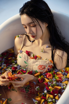 秘书跪趴撅着给人玩弄